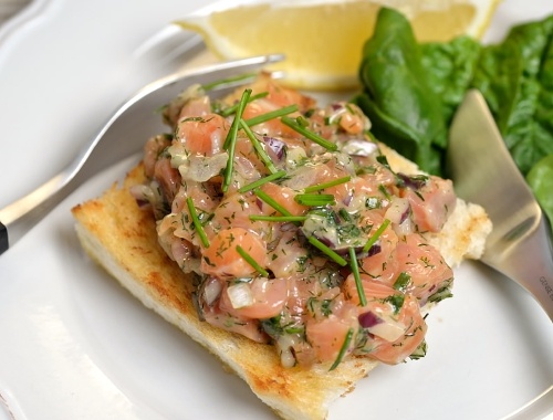 Laxtartar på toast, tilltugg eller buffe Laxtartar på toast, tilltugg eller buffe